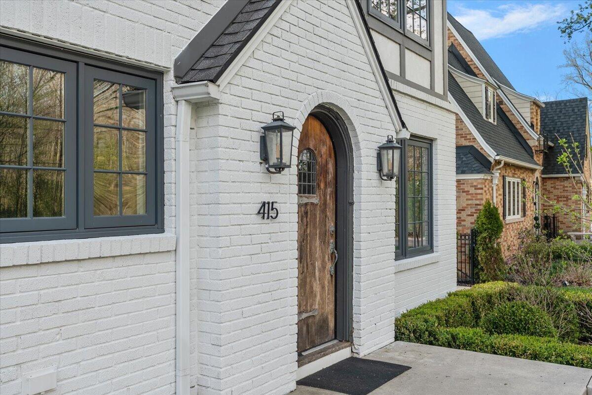 415 Lakeside Drive SE