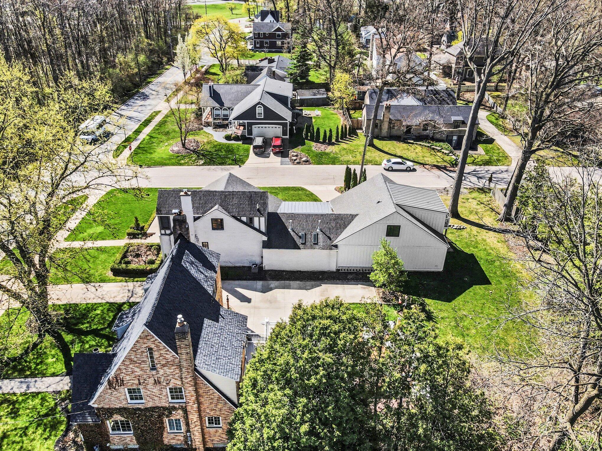 415 Lakeside Drive SE