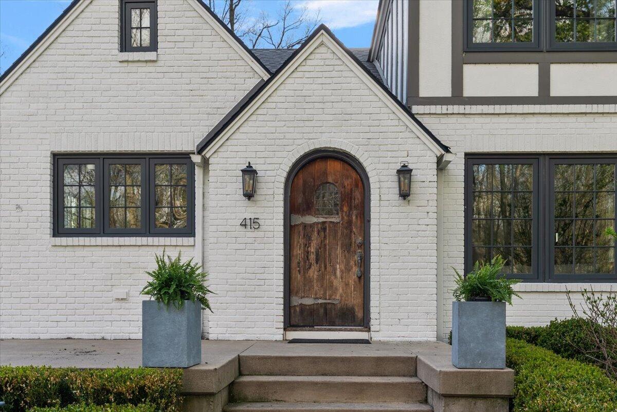 415 Lakeside Drive SE
