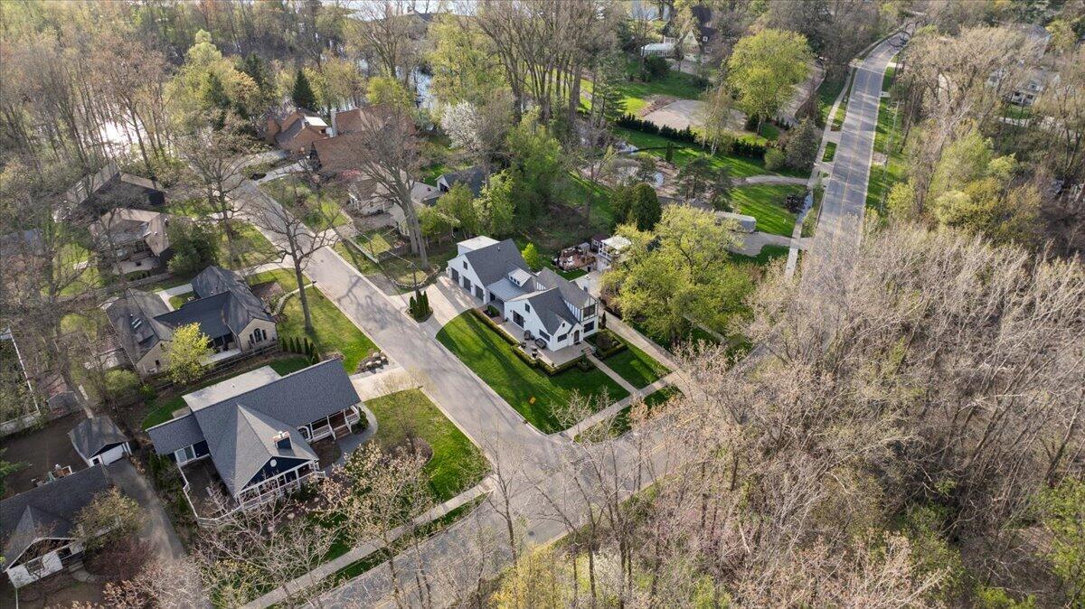 415 Lakeside Drive SE