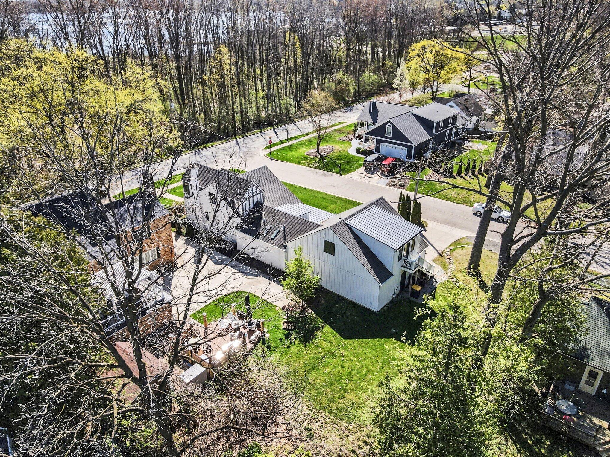 415 Lakeside Drive SE