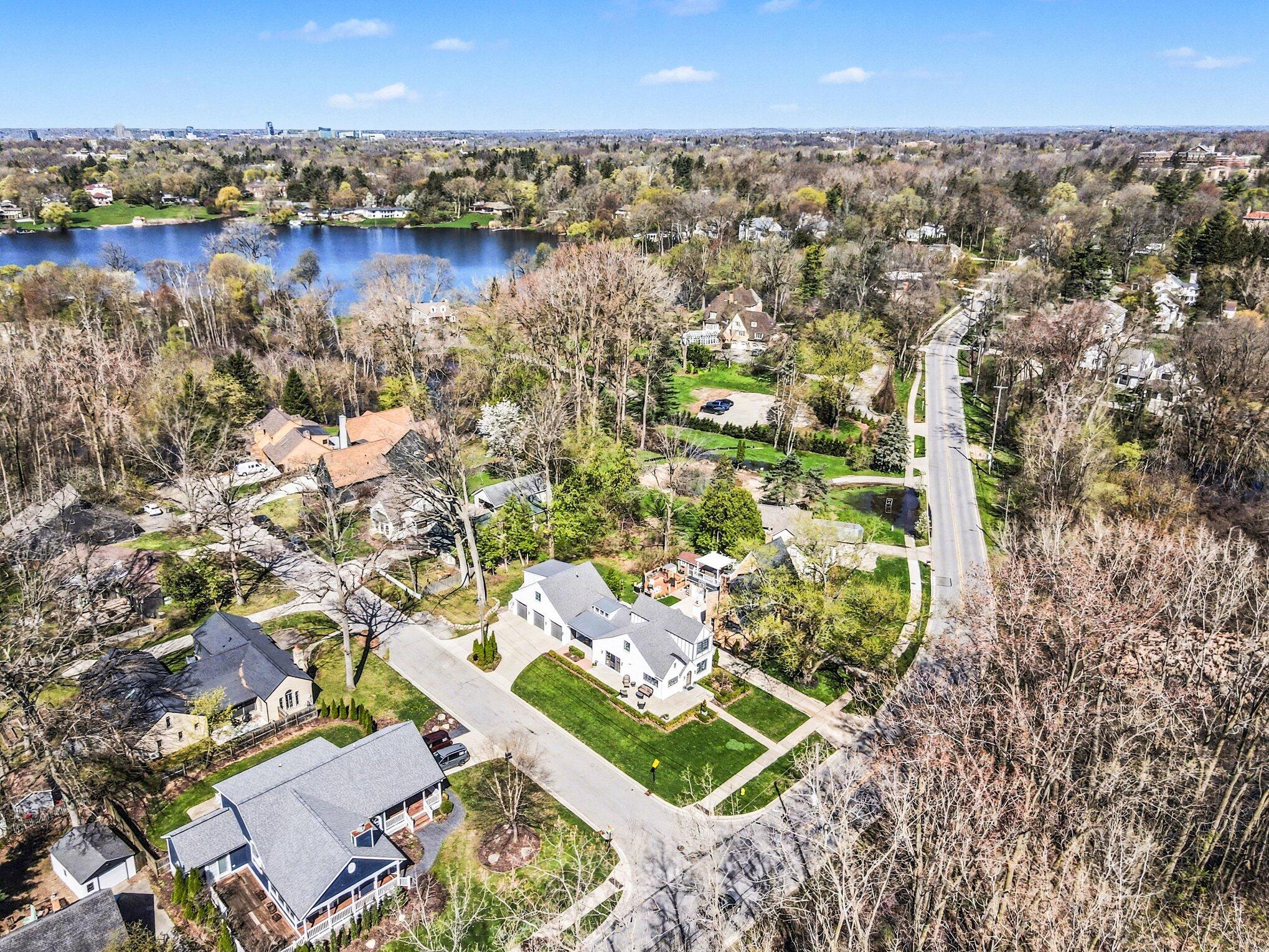 415 Lakeside Drive SE