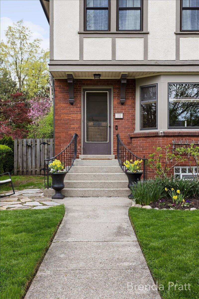 533 Gladstone Drive SE