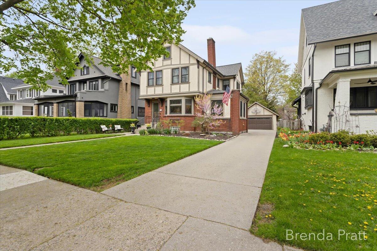 533 Gladstone Drive SE