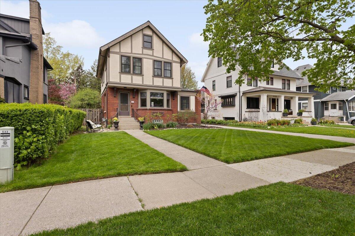 533 Gladstone Drive SE
