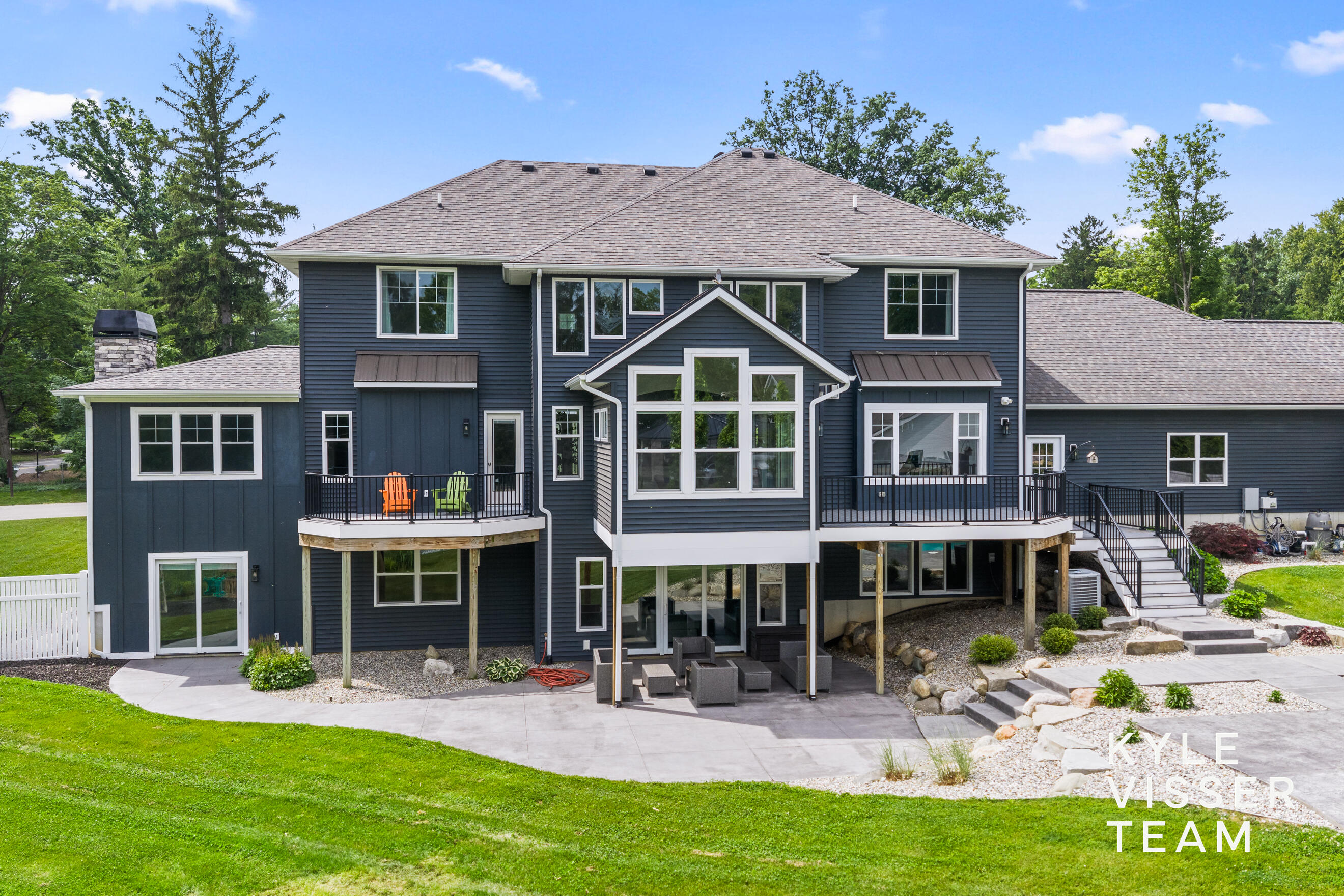 69 Lakeside Drive SE
