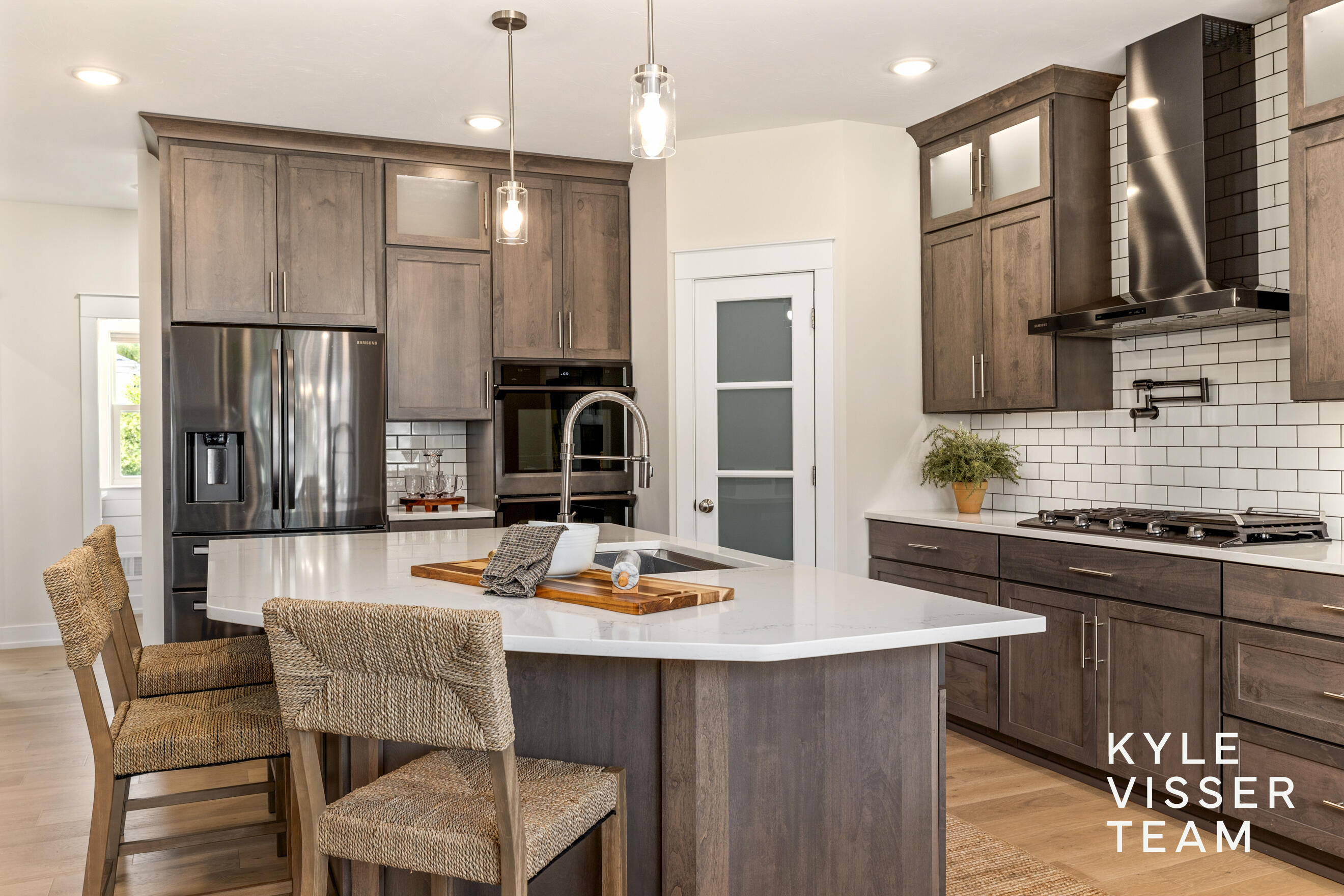 69 Lakeside Drive SE