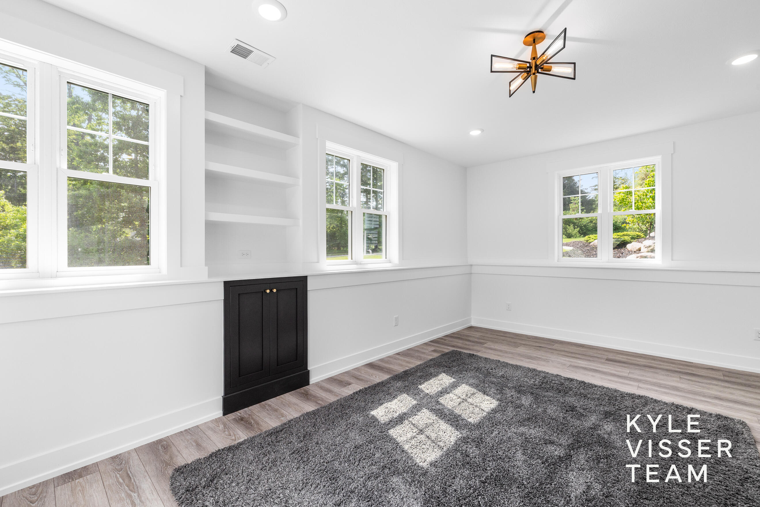 69 Lakeside Drive SE