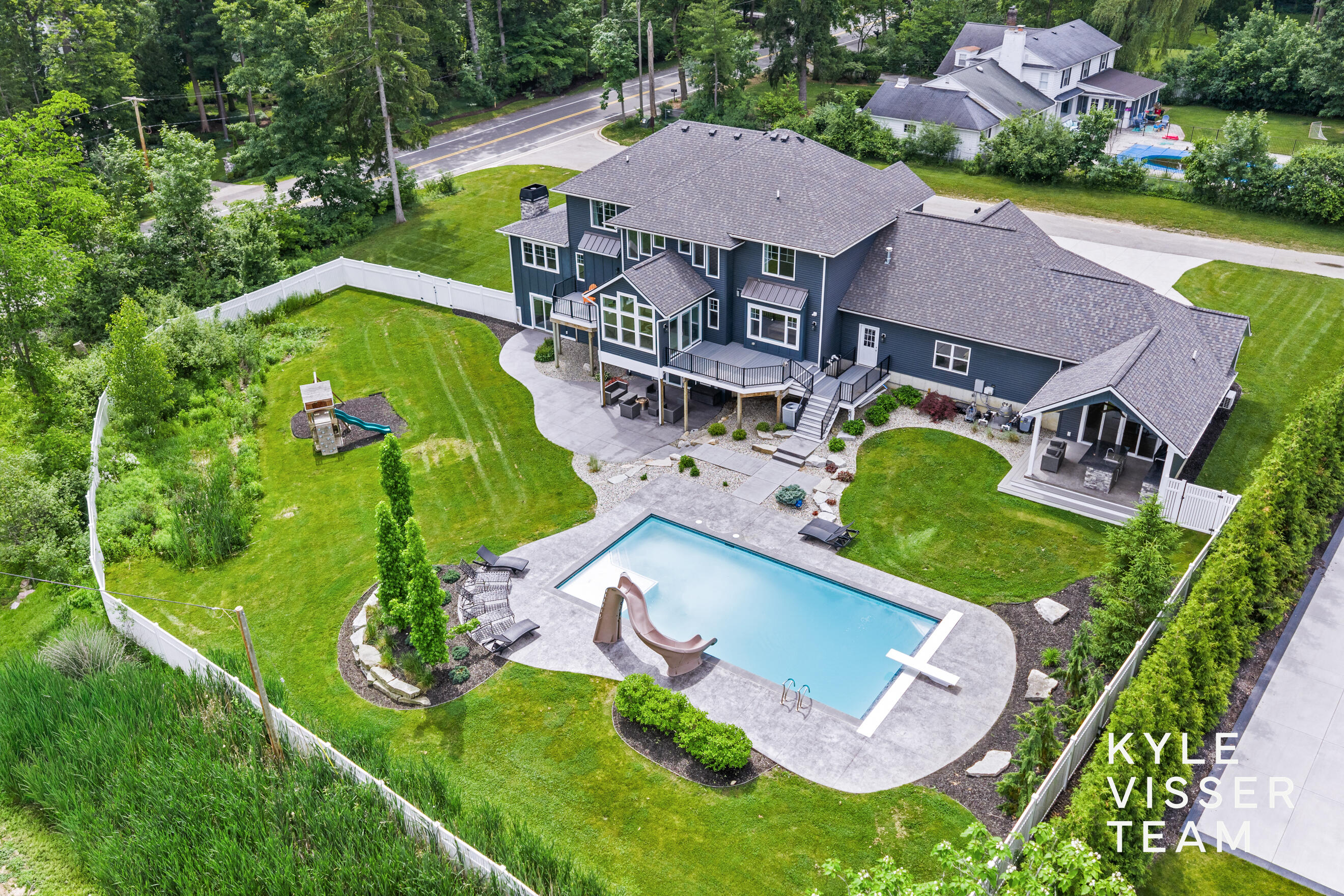 69 Lakeside Drive SE