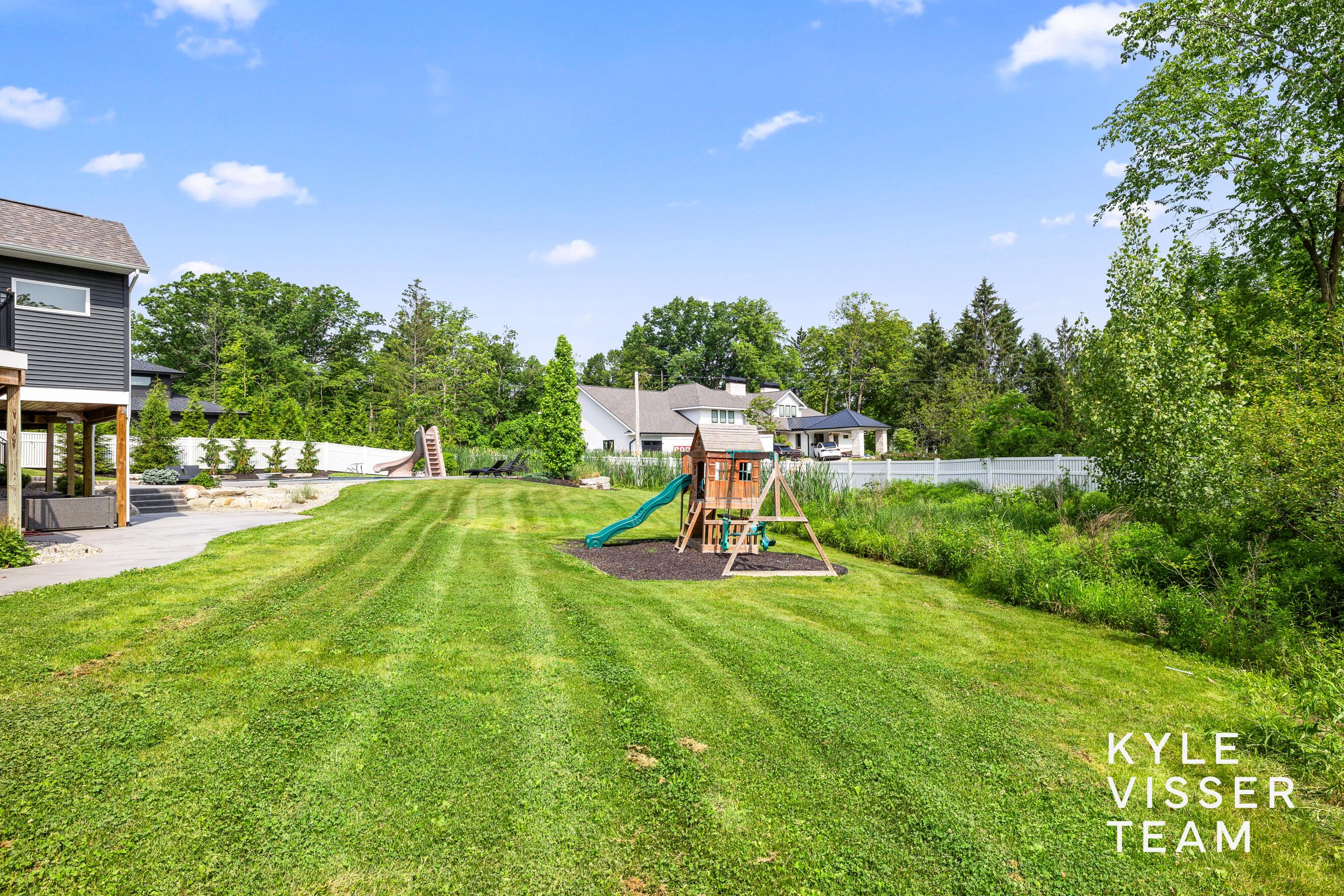69 Lakeside Drive SE