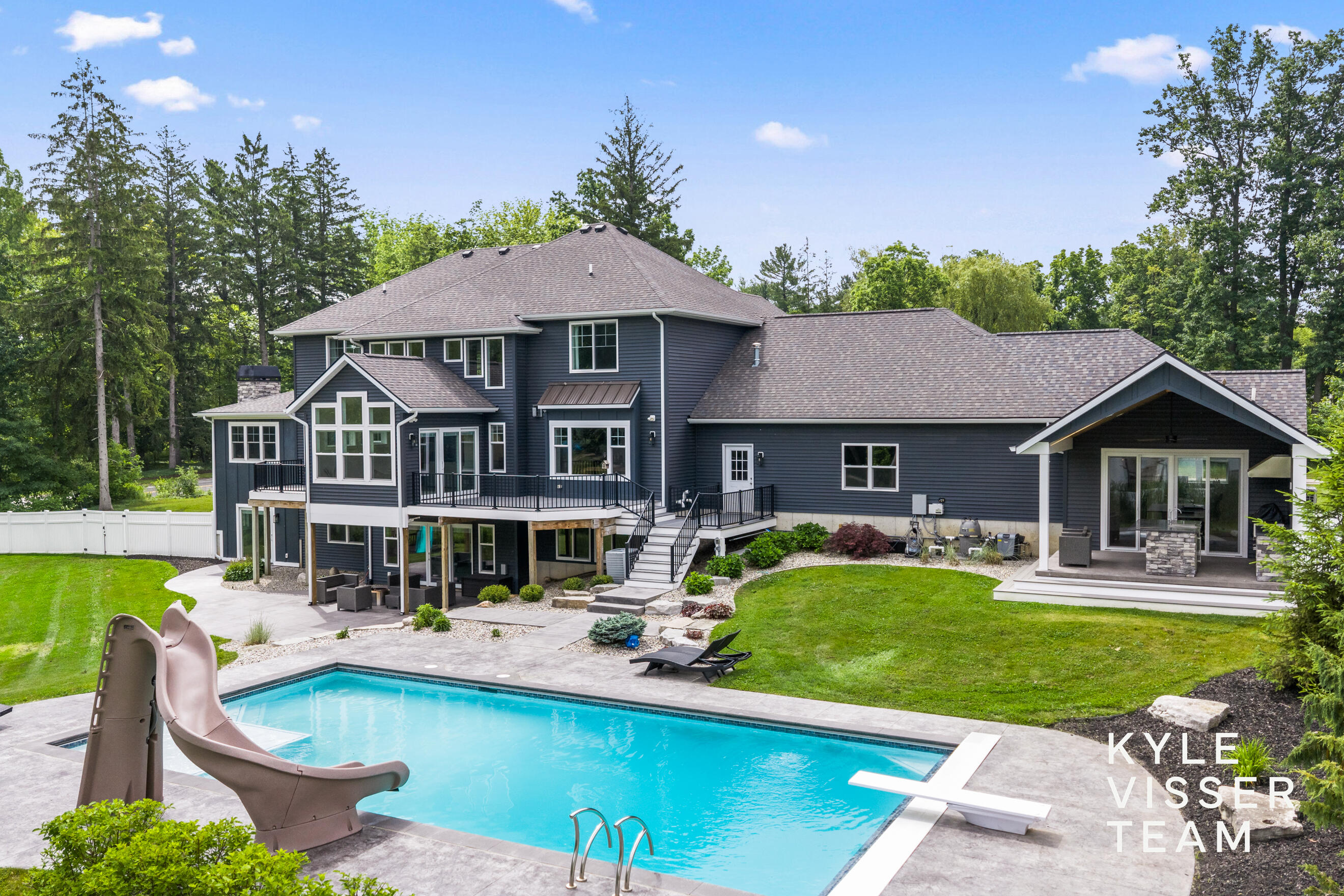 69 Lakeside Drive SE