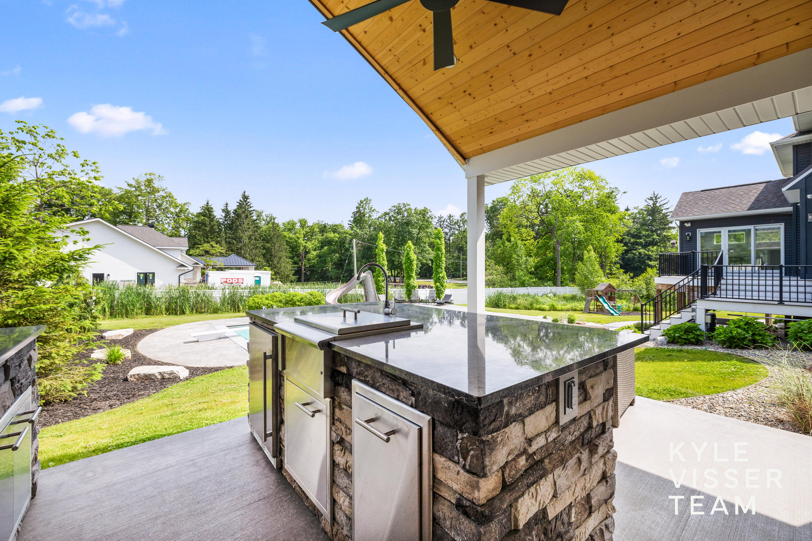 69 Lakeside Drive SE