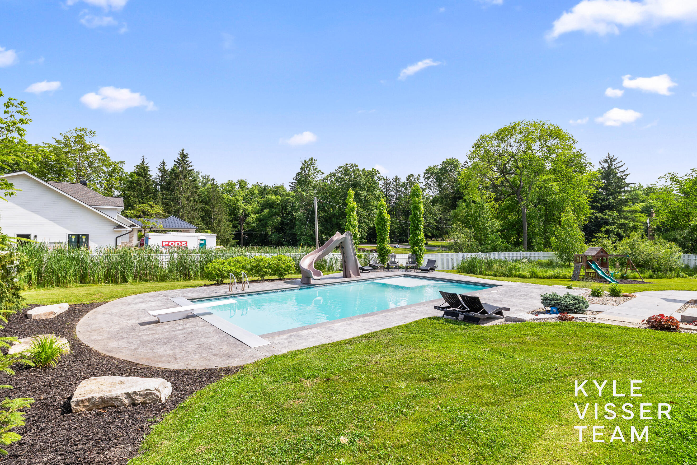 69 Lakeside Drive SE