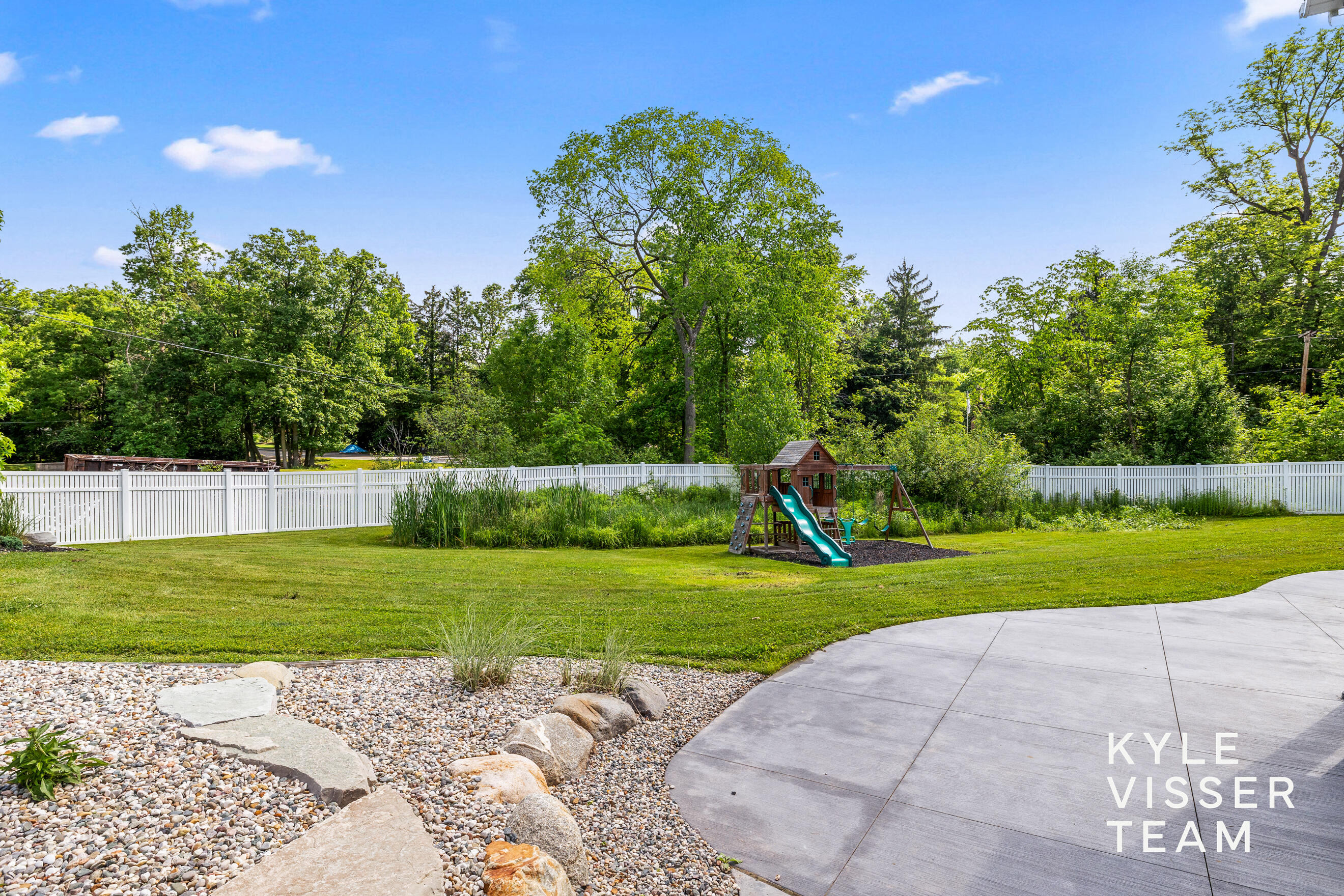 69 Lakeside Drive SE