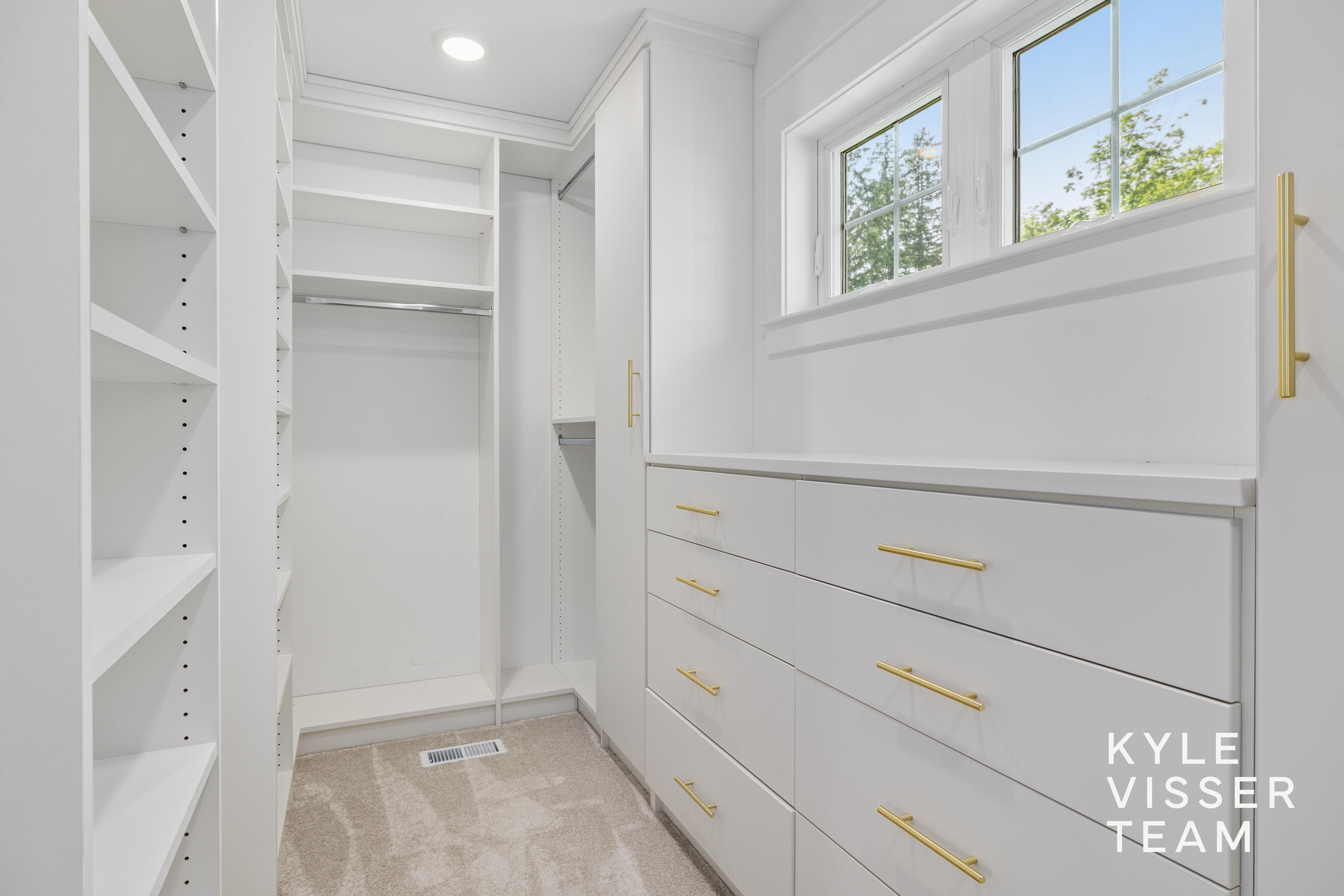 69 Lakeside Drive SE