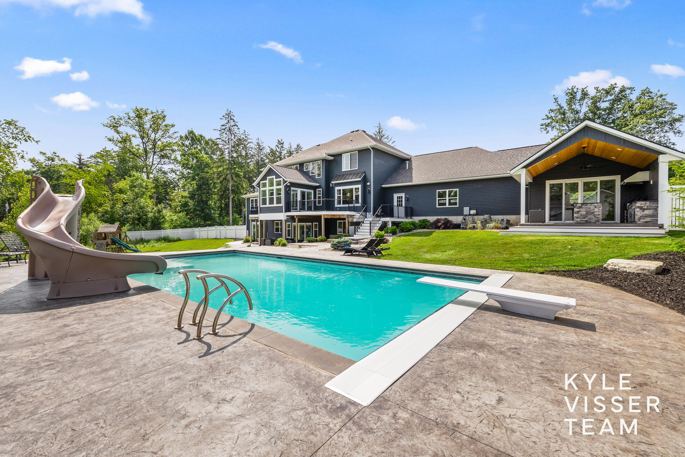 69 Lakeside Drive SE