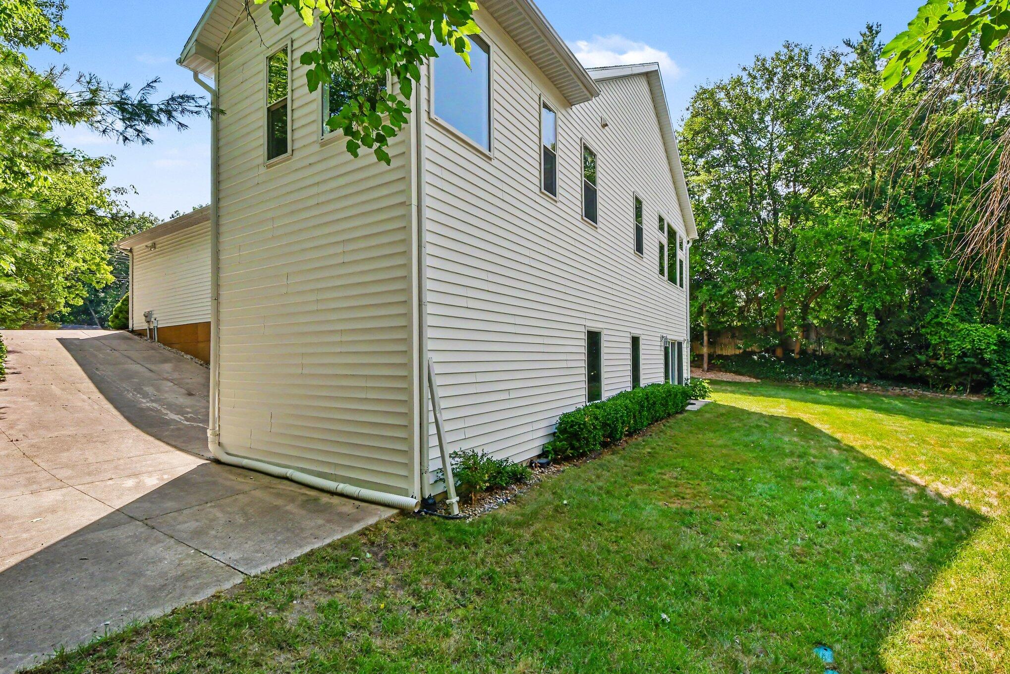 4994 Bluff Drive NE