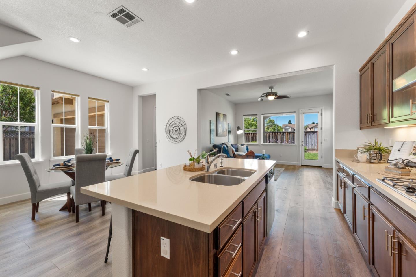 695 San Gabriel AVE