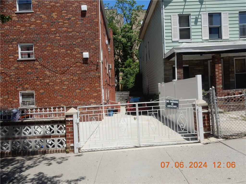 3854 Carpenter Avenue Unit: 4