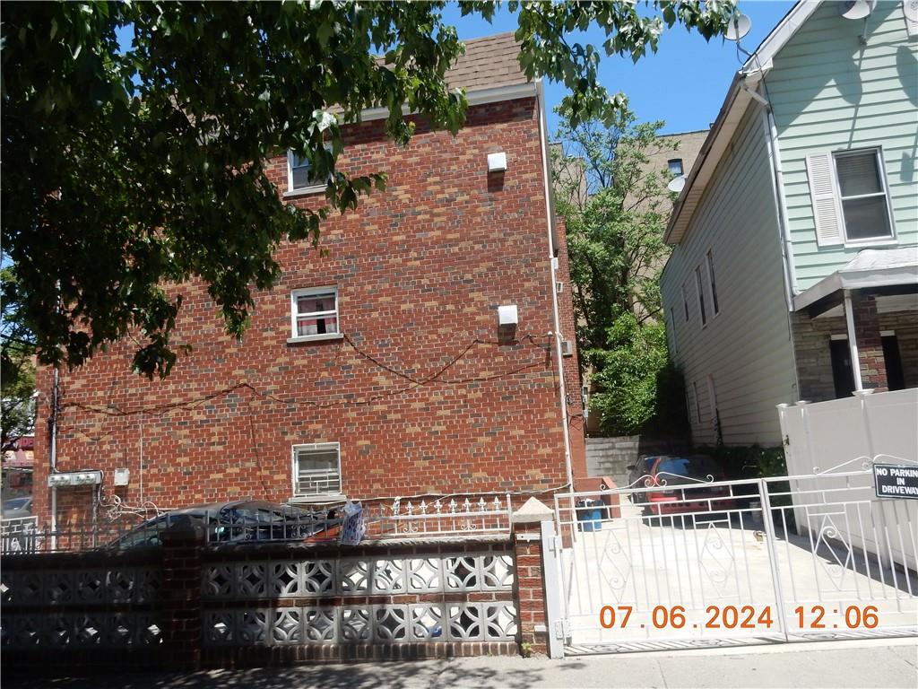 3854 Carpenter Avenue Unit: 4