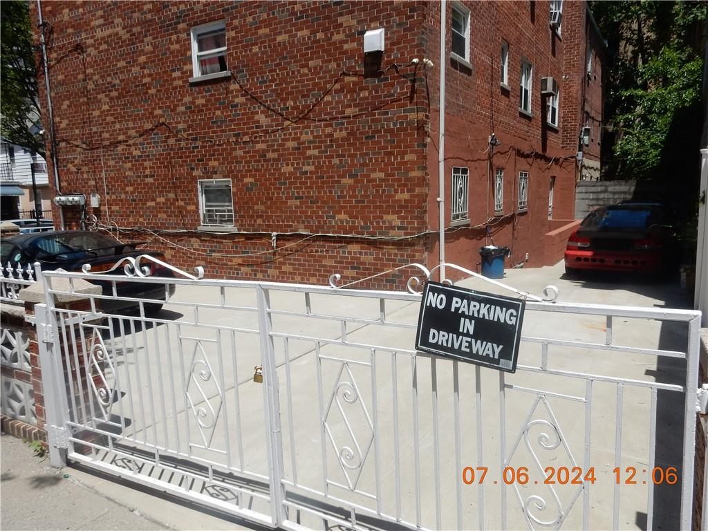 3854 Carpenter Avenue Unit: 4