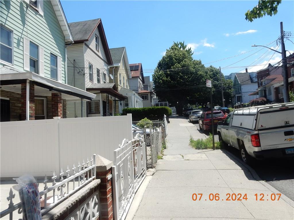 3854 Carpenter Avenue Unit: 4