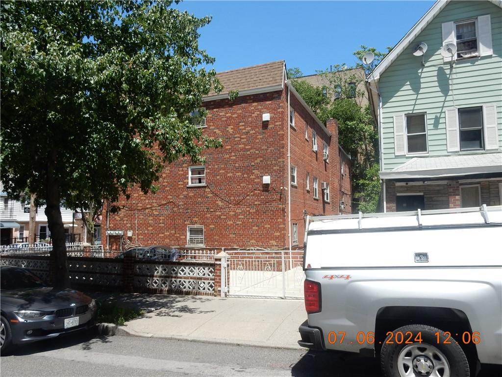 3854 Carpenter Avenue Unit: 4