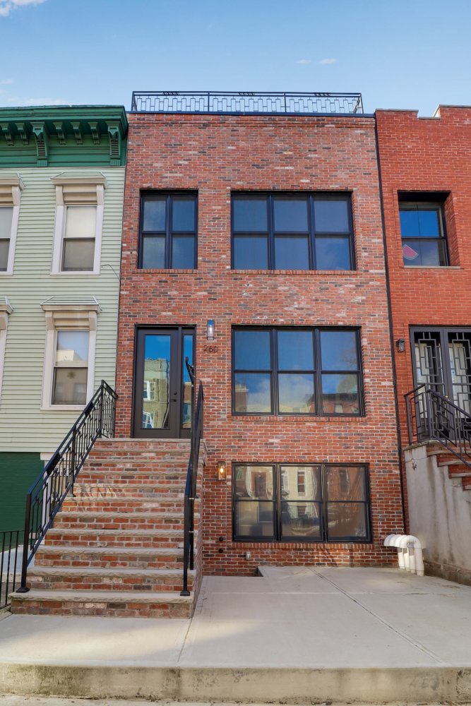 260 KOSCIUSZKO Street