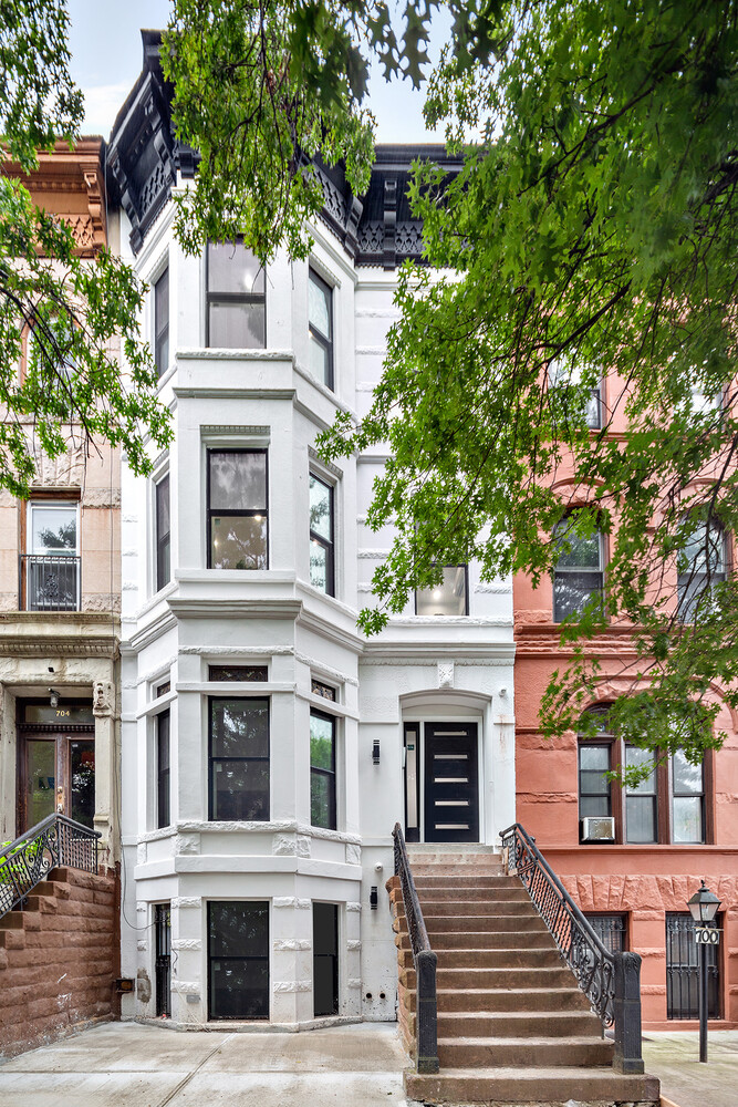 702 GREENE Avenue 4