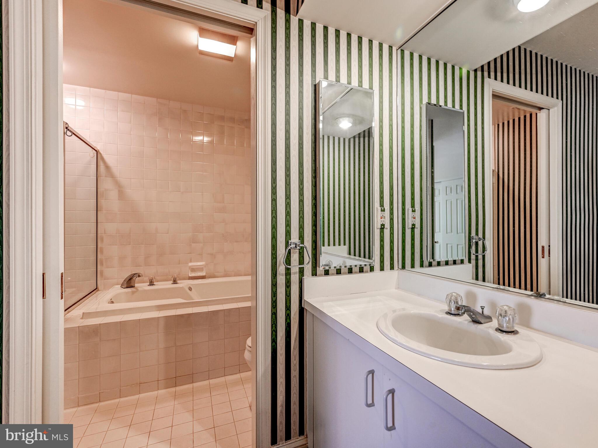 3704 N Charles St N #505