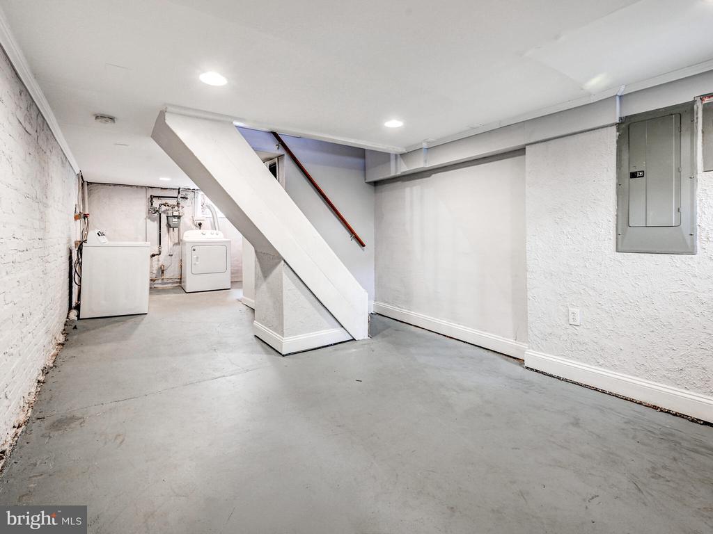 23 Rose St N