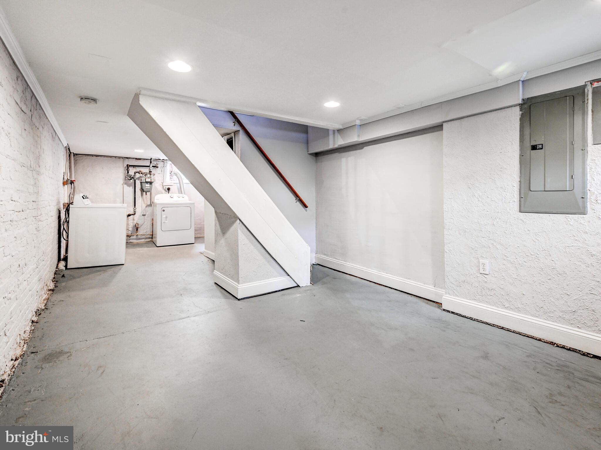 23 Rose St N