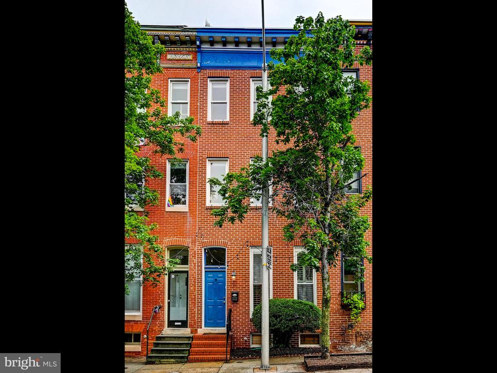 2122 E Lombard St E