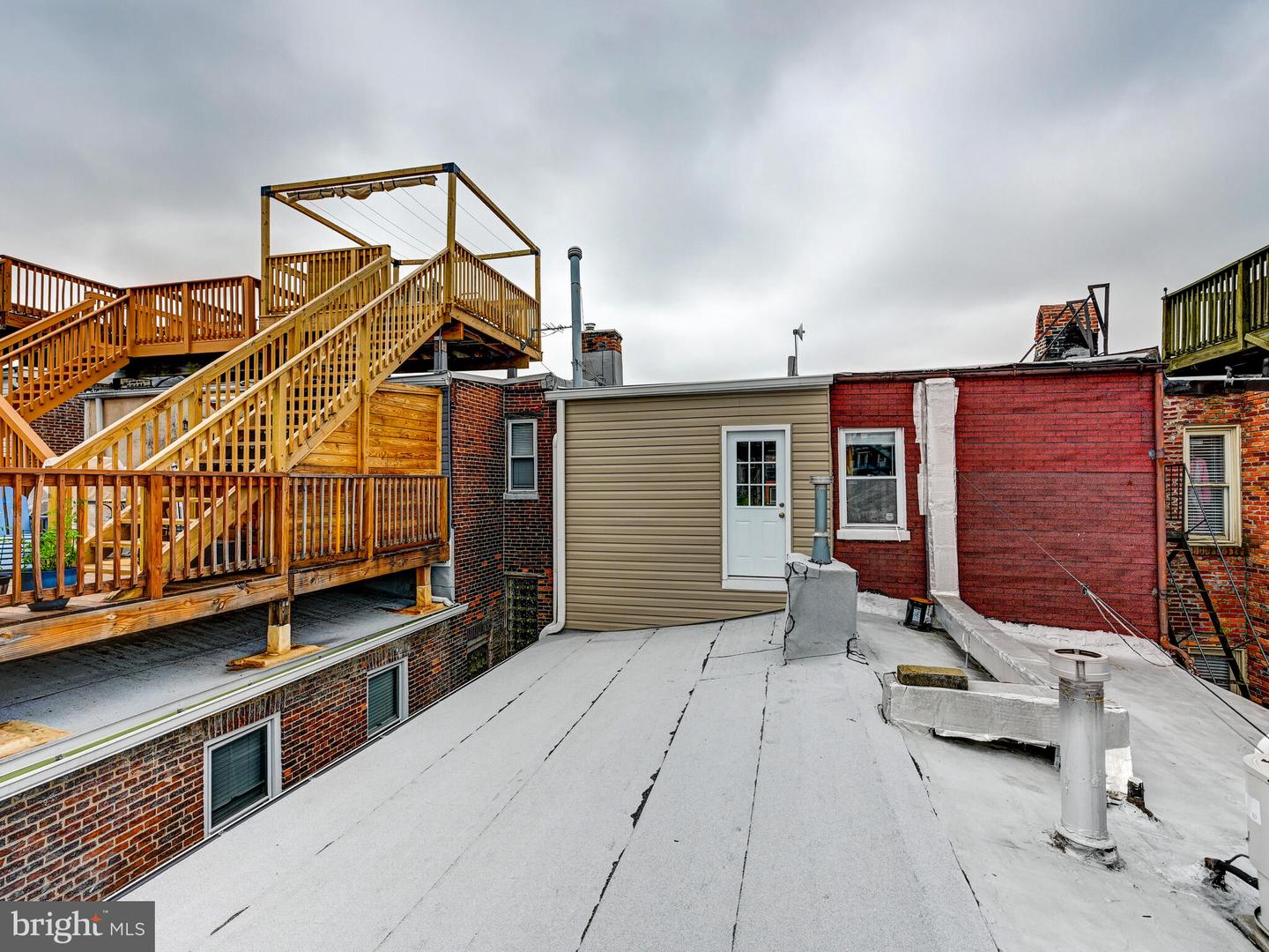 2122 E Lombard St E