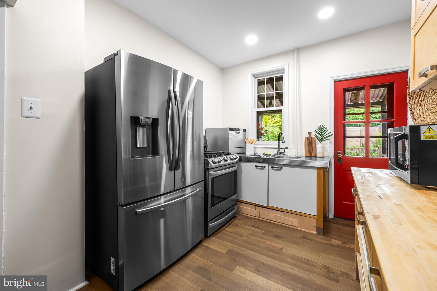 806 W 32nd St