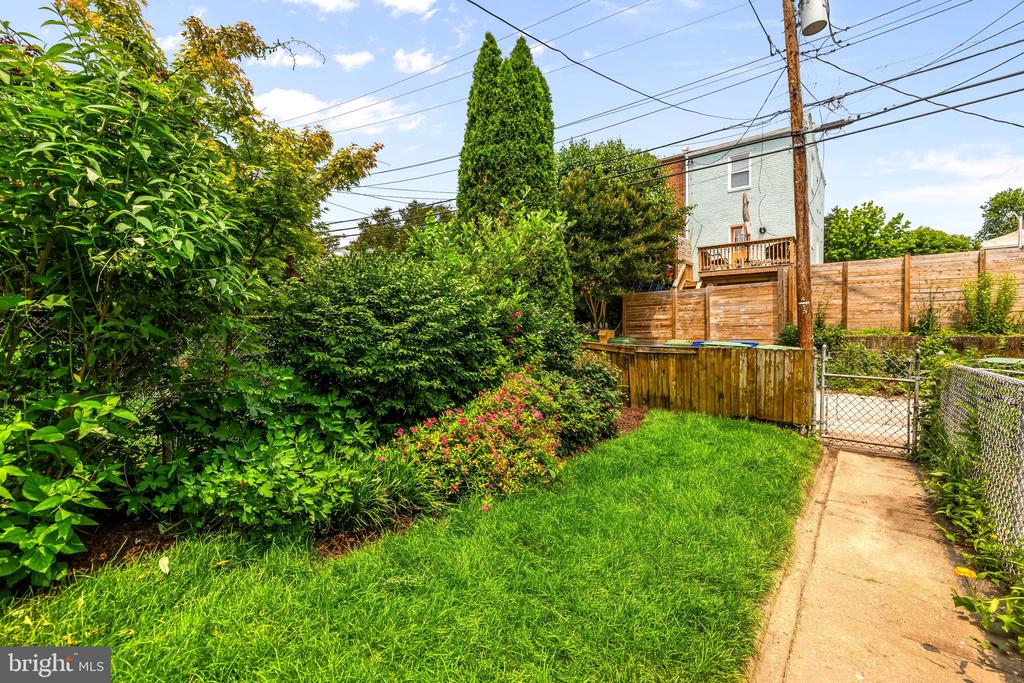 806 W 32nd St
