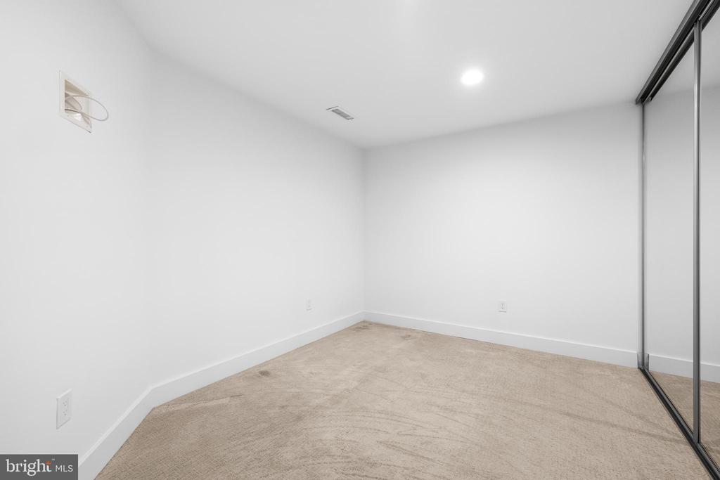 2772 Lighthouse Pt E #101