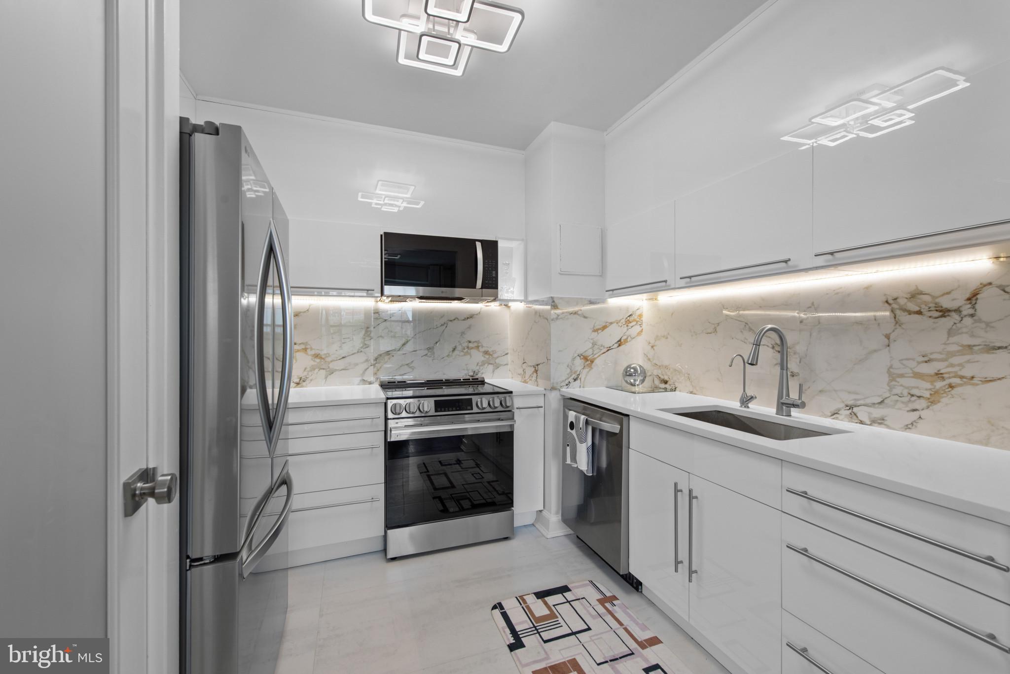 3601 GREENWAY 806