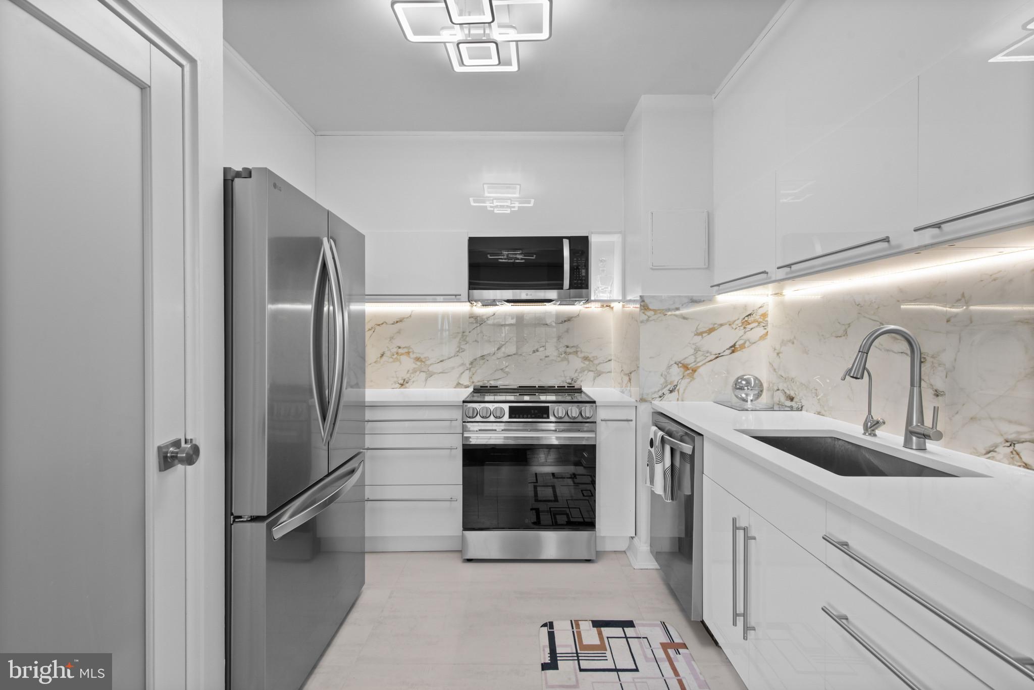 3601 GREENWAY 806