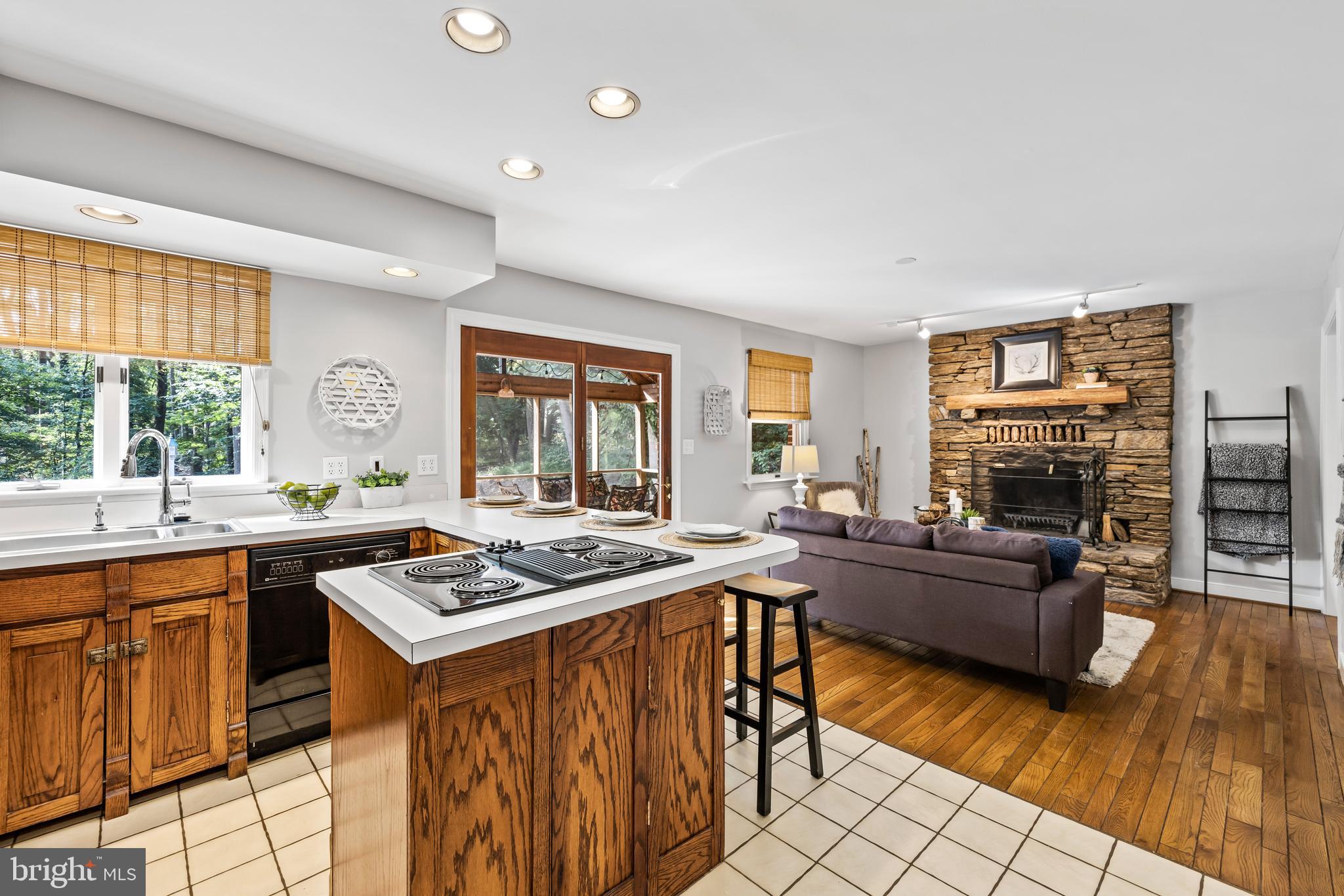 912 ELLENDALE DRIVE