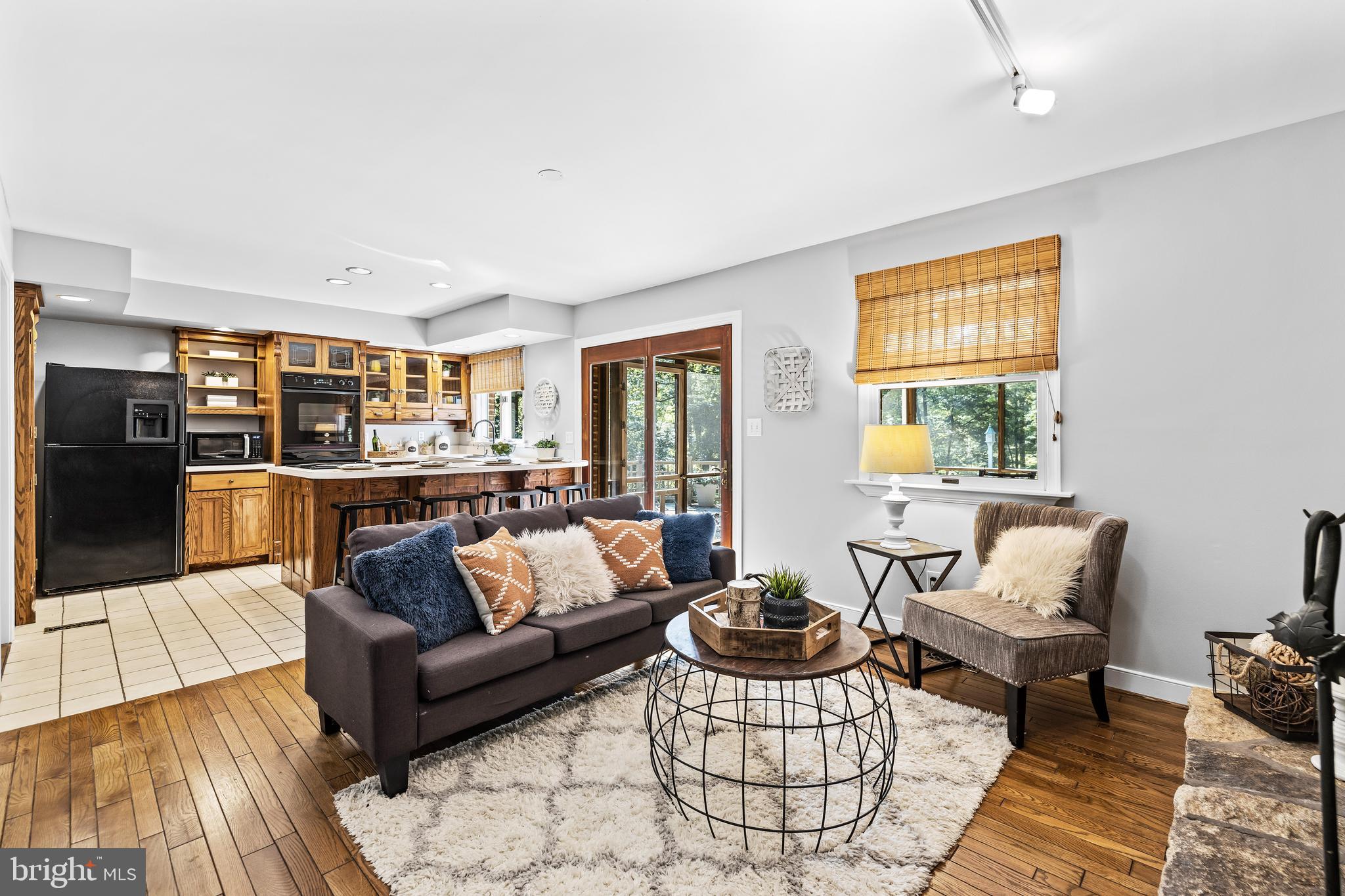 912 ELLENDALE DRIVE