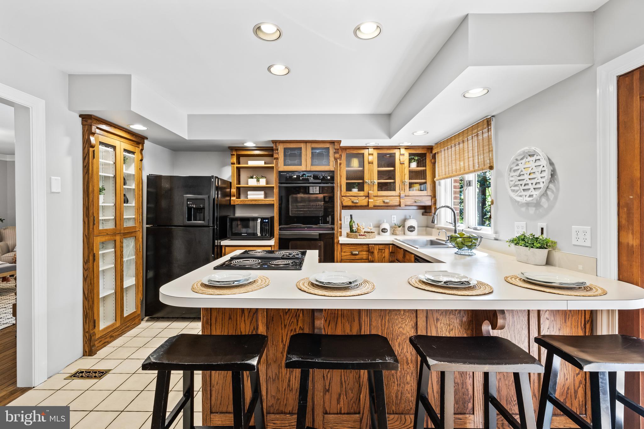 912 ELLENDALE DRIVE