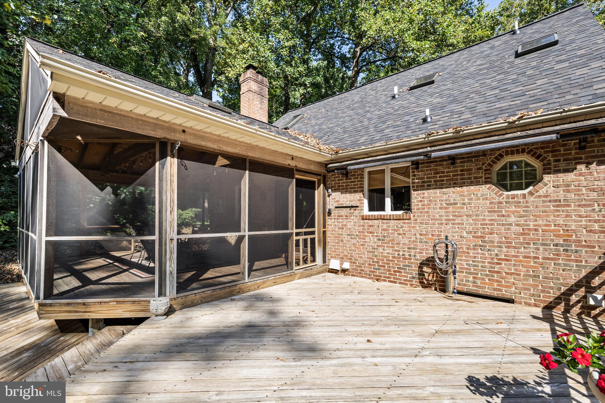 912 ELLENDALE DRIVE