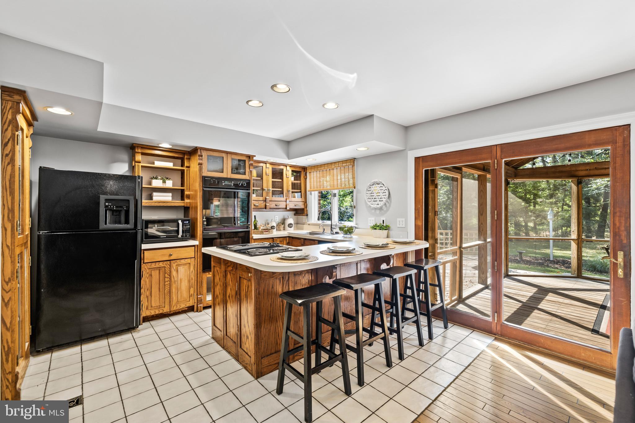 912 ELLENDALE DRIVE