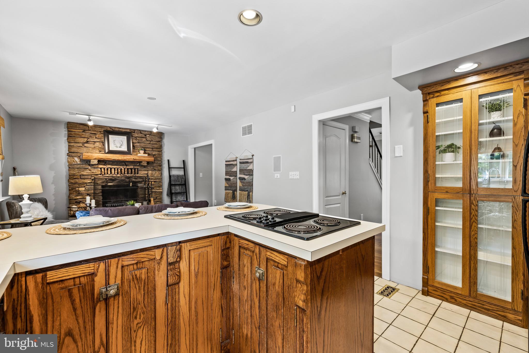 912 ELLENDALE DRIVE