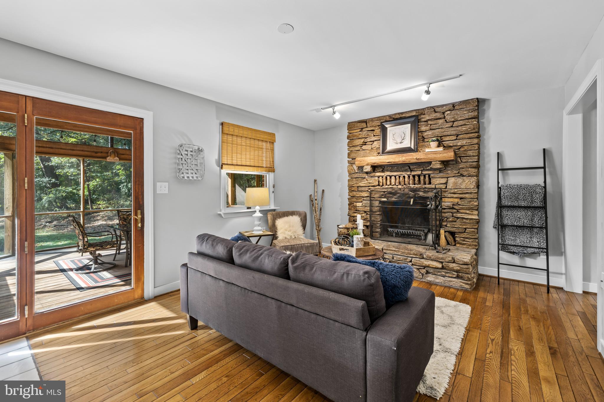 912 ELLENDALE DRIVE