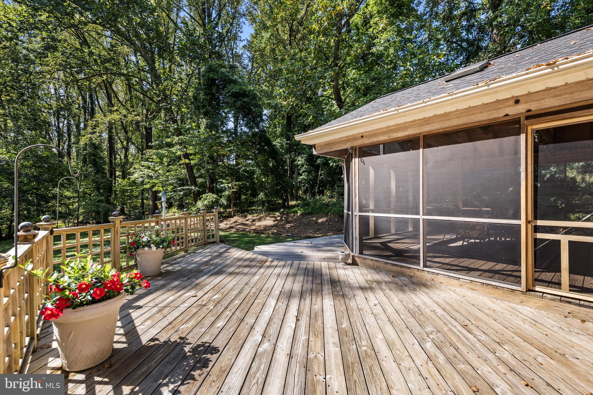 912 ELLENDALE DRIVE