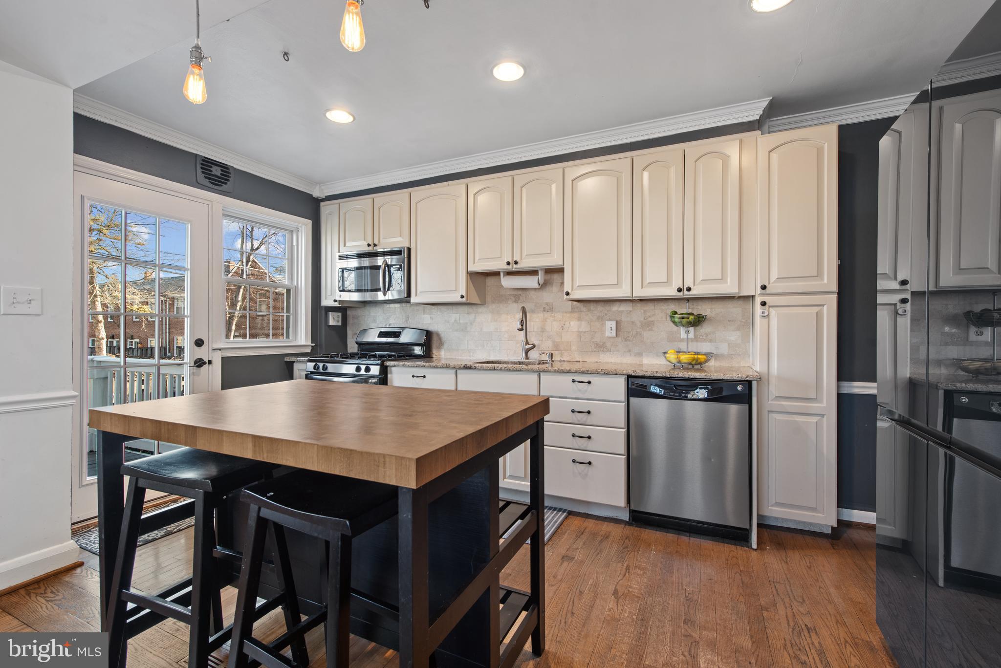 330 Dumbarton Rd