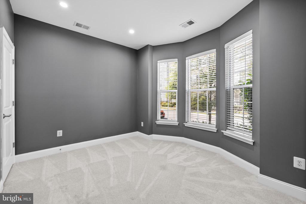5851 Donovan Ln