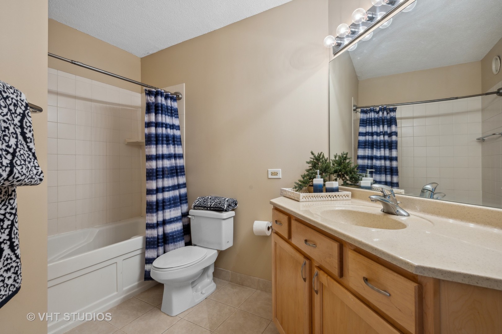 222 N Columbus Drive Unit: 2008